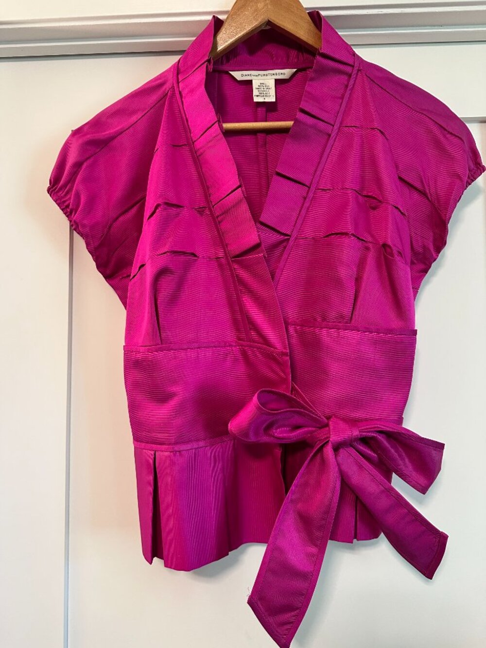 Diane Von Furstenburger Wrap top with capped sleeves Sz 4